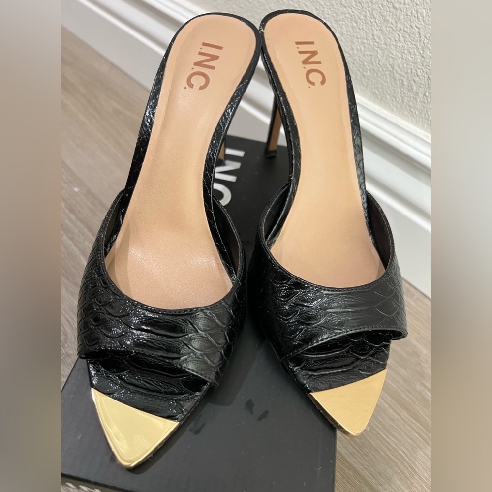BLACK SNAKE OPENED TOED HEELS